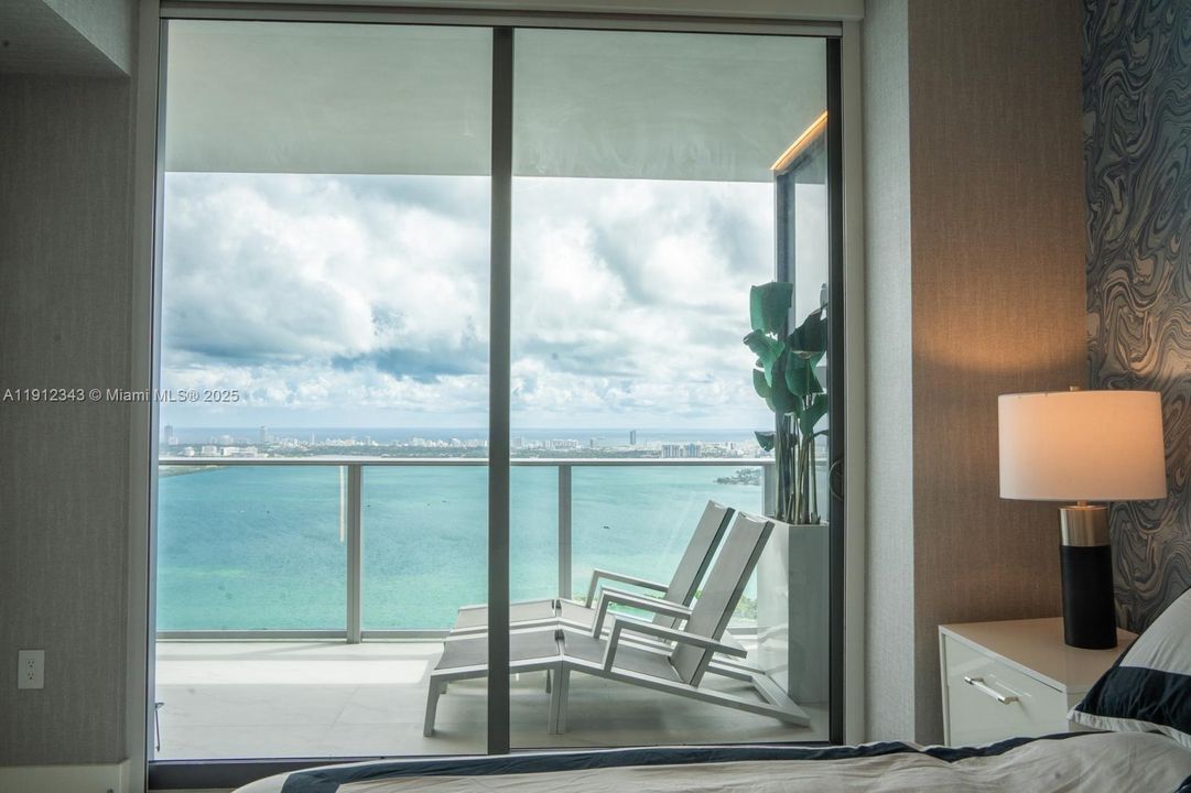 Под контрактом: $7,800 (2 спален, 2 ванн, 1276 Квадратных фут)