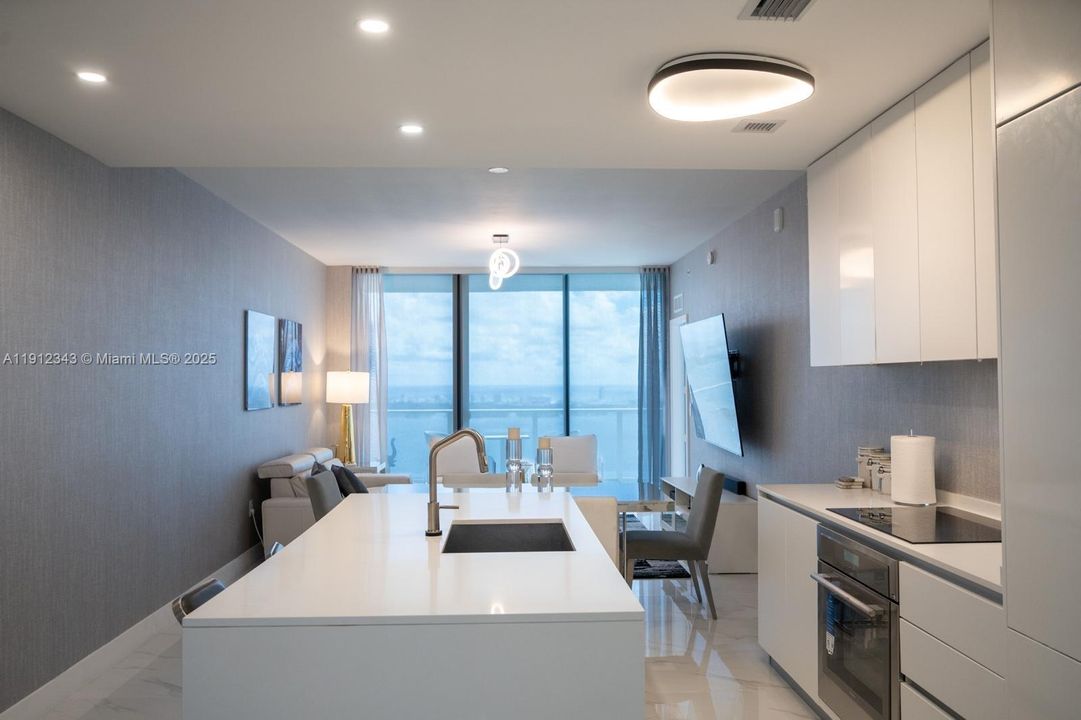 Под контрактом: $7,800 (2 спален, 2 ванн, 1276 Квадратных фут)