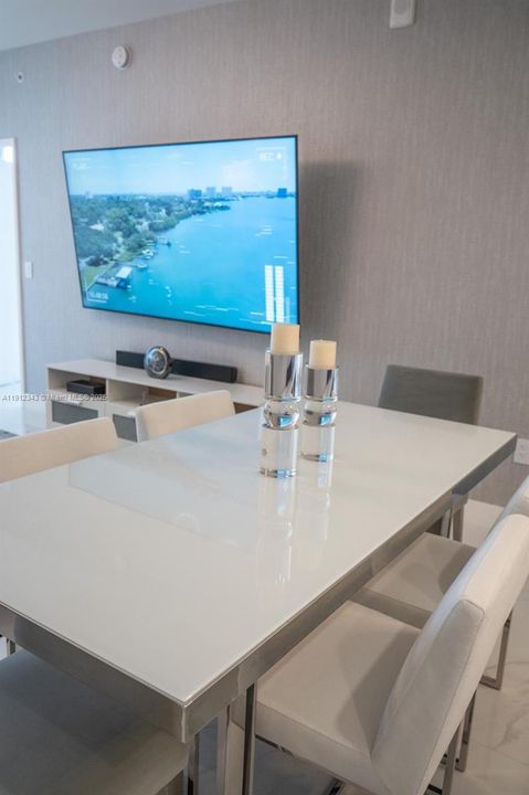 Под контрактом: $7,800 (2 спален, 2 ванн, 1276 Квадратных фут)