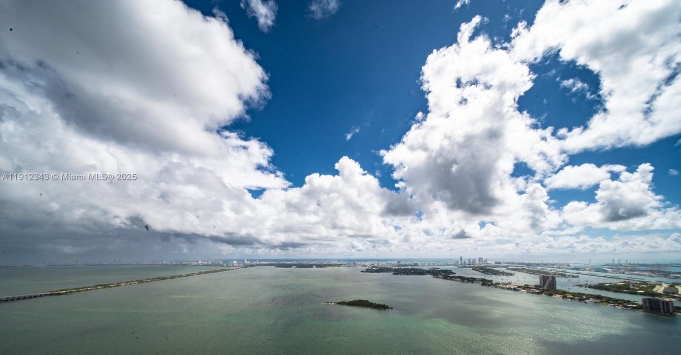 Под контрактом: $7,800 (2 спален, 2 ванн, 1276 Квадратных фут)