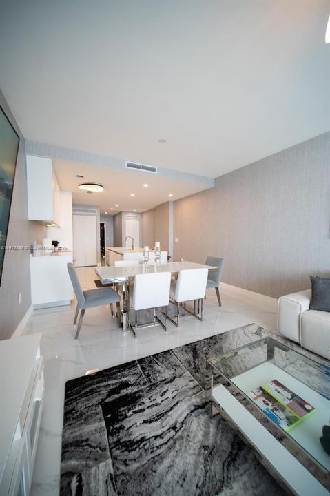 Под контрактом: $7,800 (2 спален, 2 ванн, 1276 Квадратных фут)