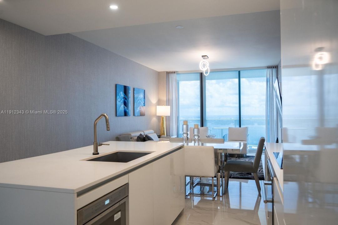 Под контрактом: $7,800 (2 спален, 2 ванн, 1276 Квадратных фут)