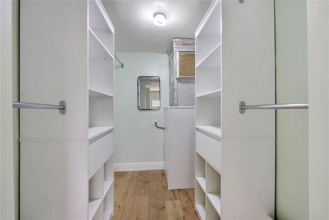 walk in closet main bedroom