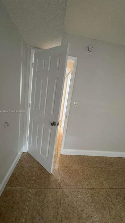 Под контрактом: $1,750 (2 спален, 1 ванн, 830 Квадратных фут)