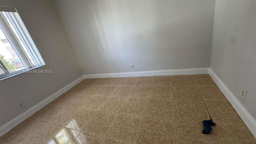 Под контрактом: $1,750 (2 спален, 1 ванн, 830 Квадратных фут)