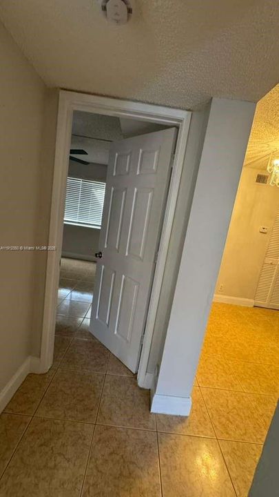 Под контрактом: $1,750 (2 спален, 1 ванн, 830 Квадратных фут)