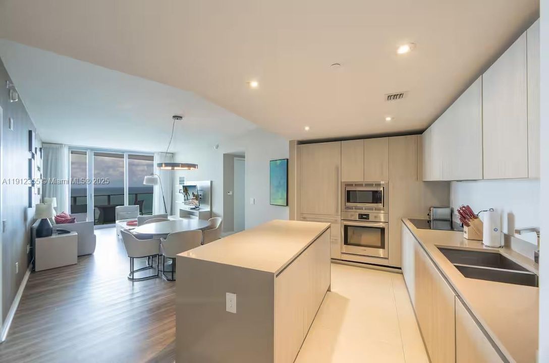 Active With Contract: $795,000 (2 beds, 2 baths, 1179 Square Feet)
