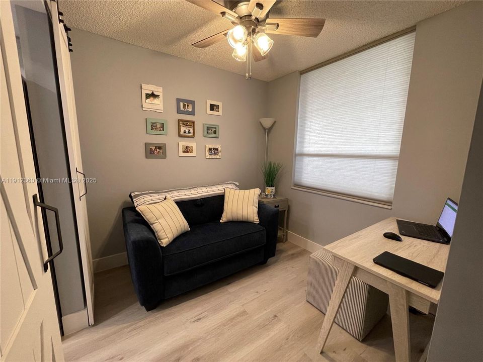 Den ( 8 x8) on your right as soon as you enter the apartment - great for welcoming your guests!