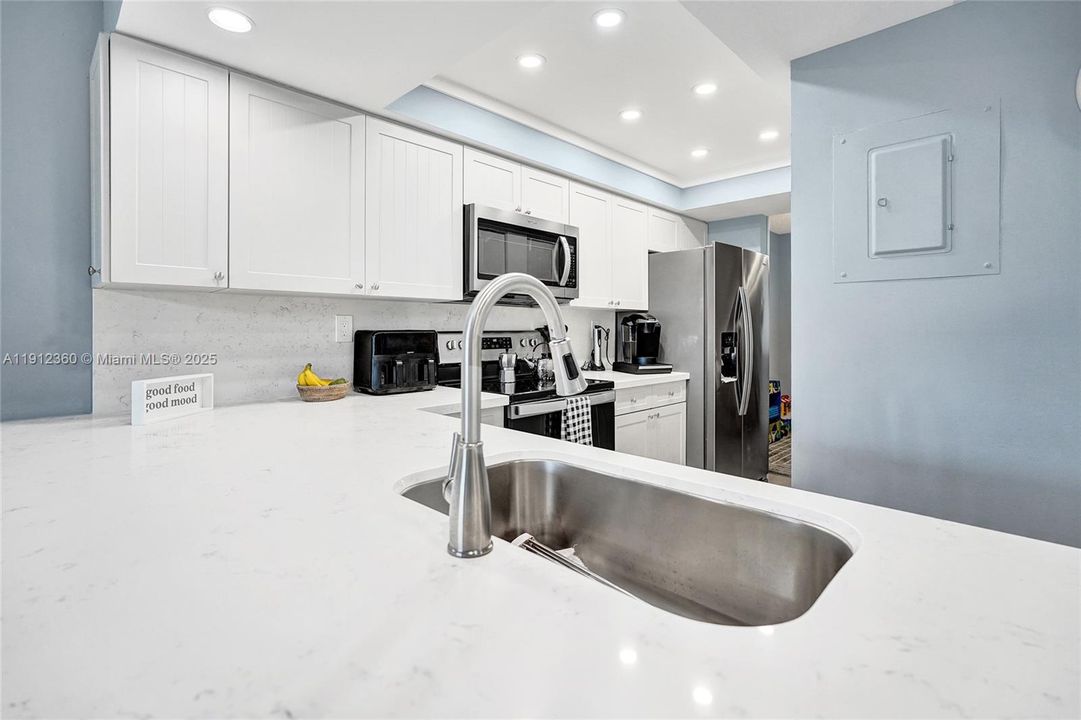 На продажу: $424,900 (2 спален, 2 ванн, 1126 Квадратных фут)