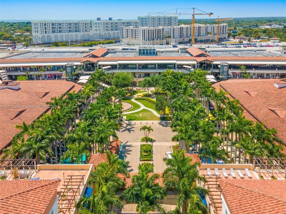 Close to Merrick Park shopping!