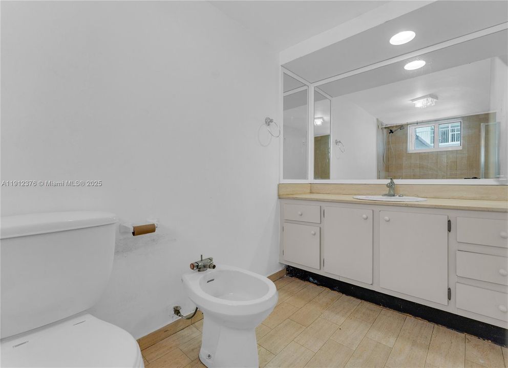 For Sale: $490,000 (2 beds, 2 baths, 1185 Square Feet)