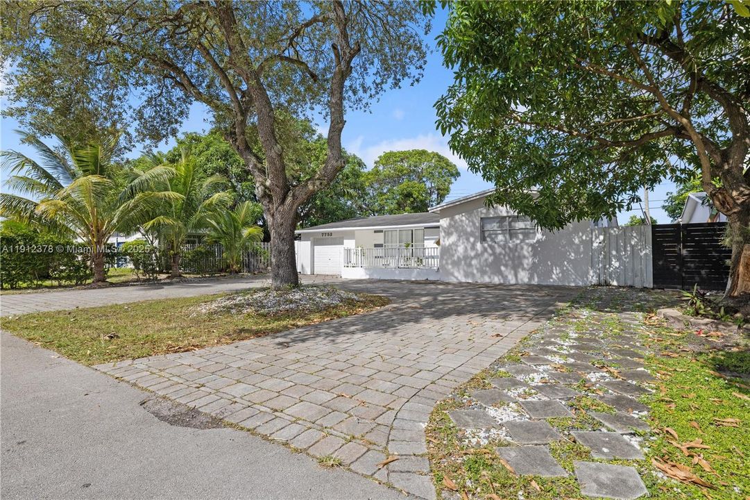 For Sale: $545,000 (3 beds, 2 baths, 1914 Square Feet)