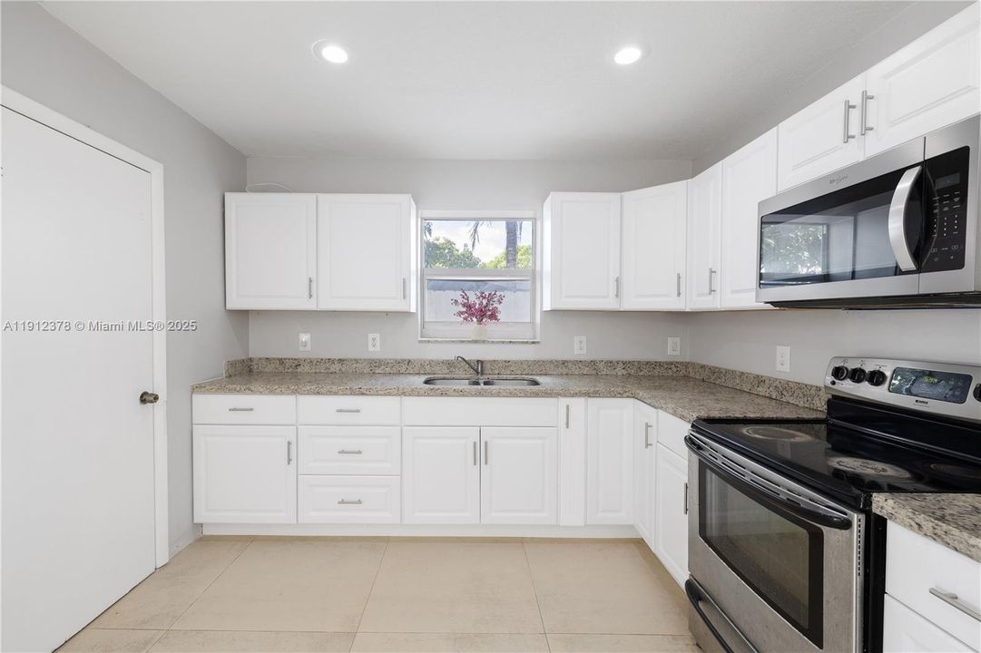 For Sale: $545,000 (3 beds, 2 baths, 1914 Square Feet)