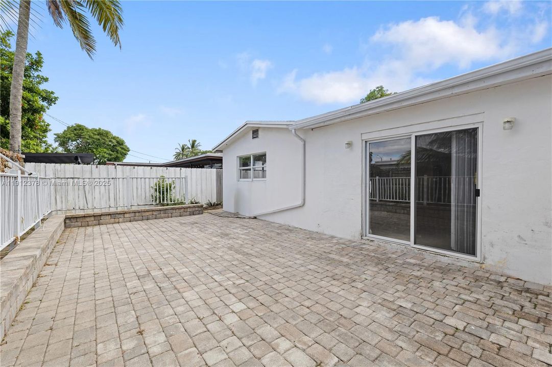 For Sale: $545,000 (3 beds, 2 baths, 1914 Square Feet)