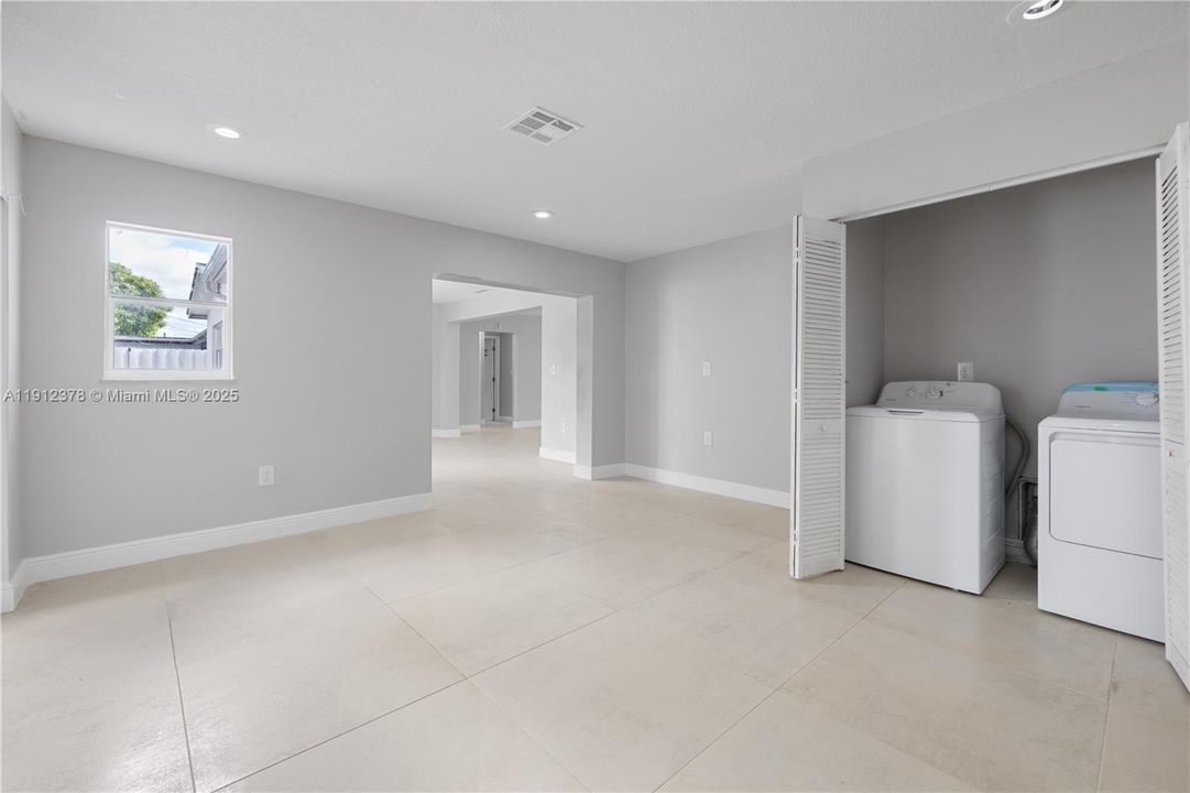 For Sale: $545,000 (3 beds, 2 baths, 1914 Square Feet)