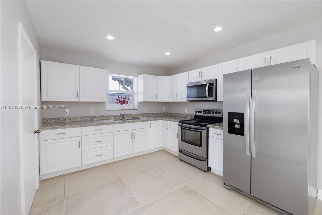 For Sale: $545,000 (3 beds, 2 baths, 1914 Square Feet)
