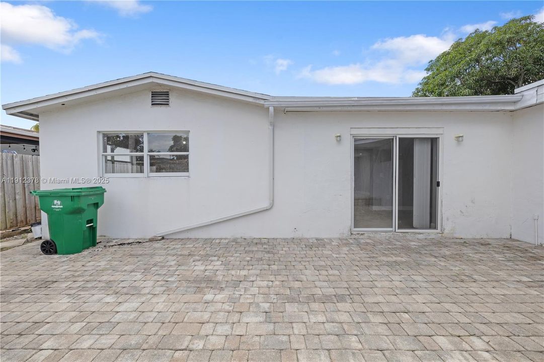 For Sale: $545,000 (3 beds, 2 baths, 1914 Square Feet)