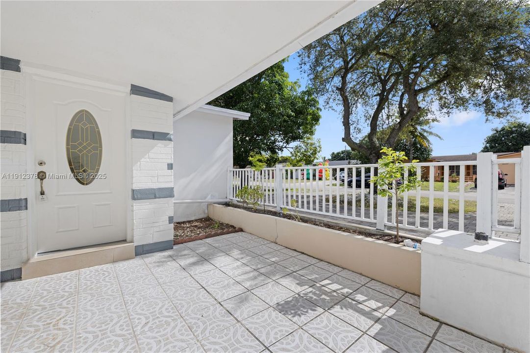 For Sale: $545,000 (3 beds, 2 baths, 1914 Square Feet)