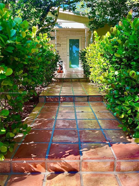 合同活跃: $1,499,999 (4 贝兹, 2 浴室, 1822 平方英尺)