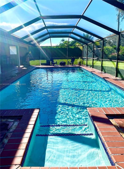 合同活跃: $1,499,999 (4 贝兹, 2 浴室, 1822 平方英尺)