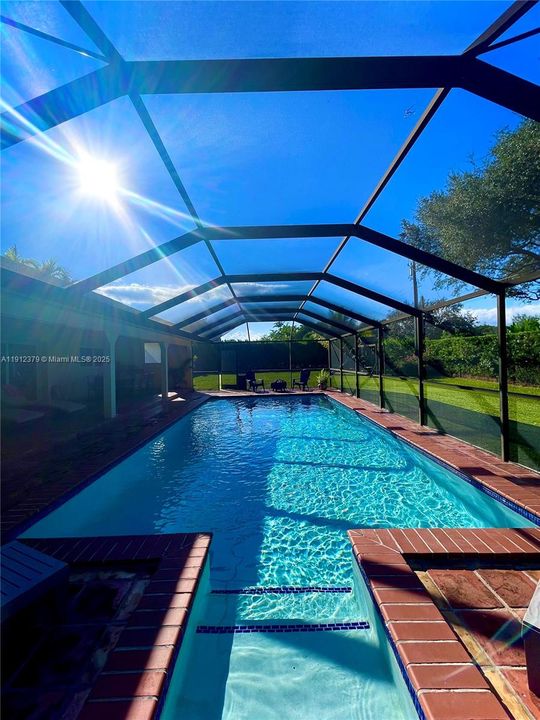 合同活跃: $1,499,999 (4 贝兹, 2 浴室, 1822 平方英尺)