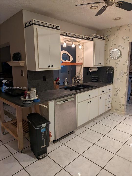 For Sale: $365,000 (2 beds, 2 baths, 1844 Square Feet)