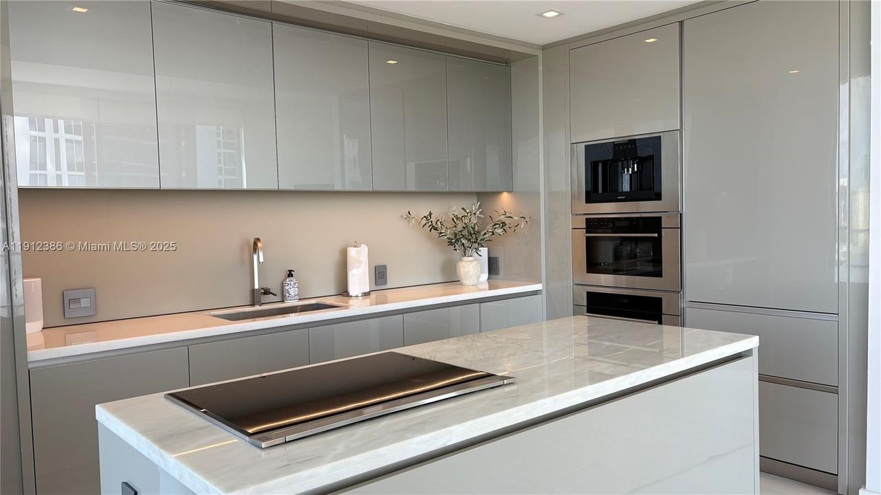 В аренду: $13,500 (2 спален, 2 ванн, 1107 Квадратных фут)