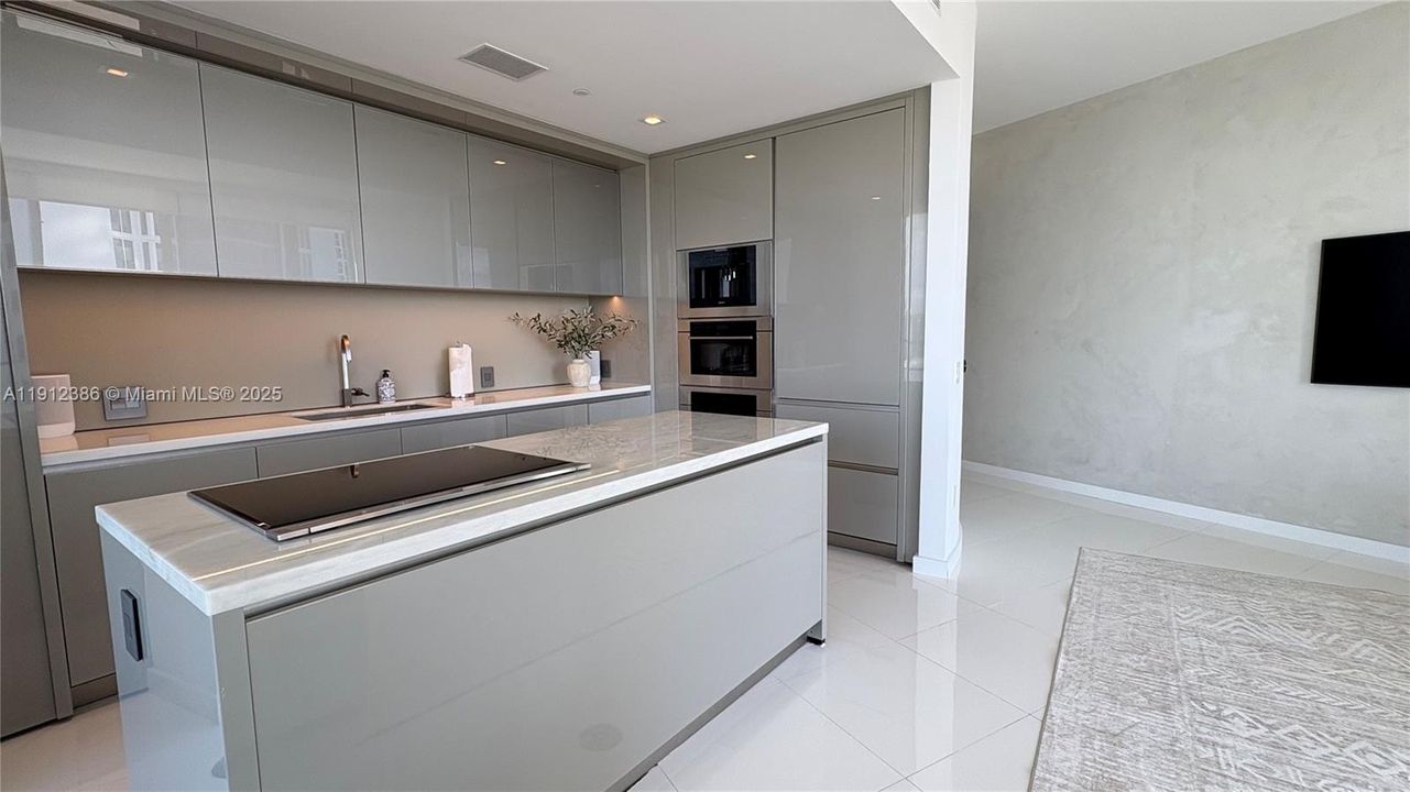 В аренду: $13,500 (2 спален, 2 ванн, 1107 Квадратных фут)