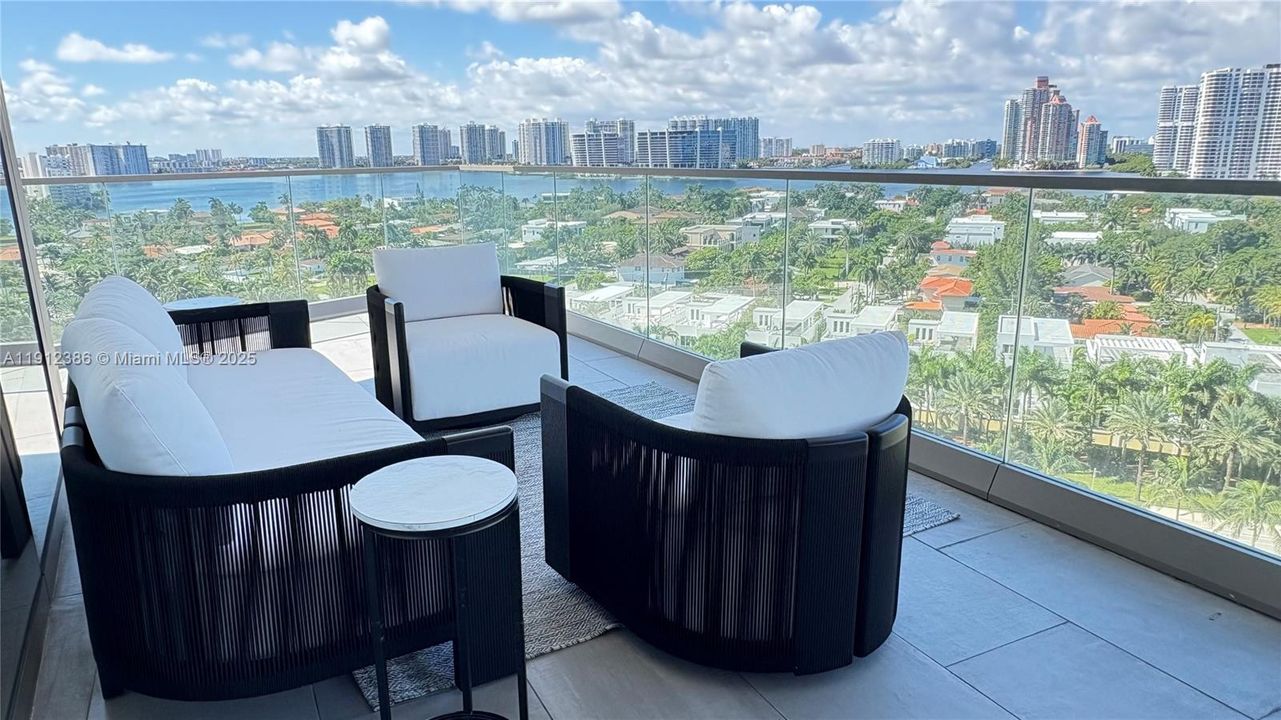 В аренду: $13,500 (2 спален, 2 ванн, 1107 Квадратных фут)