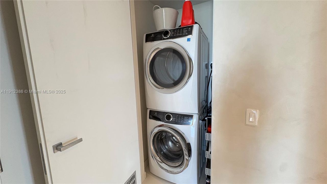 В аренду: $13,500 (2 спален, 2 ванн, 1107 Квадратных фут)