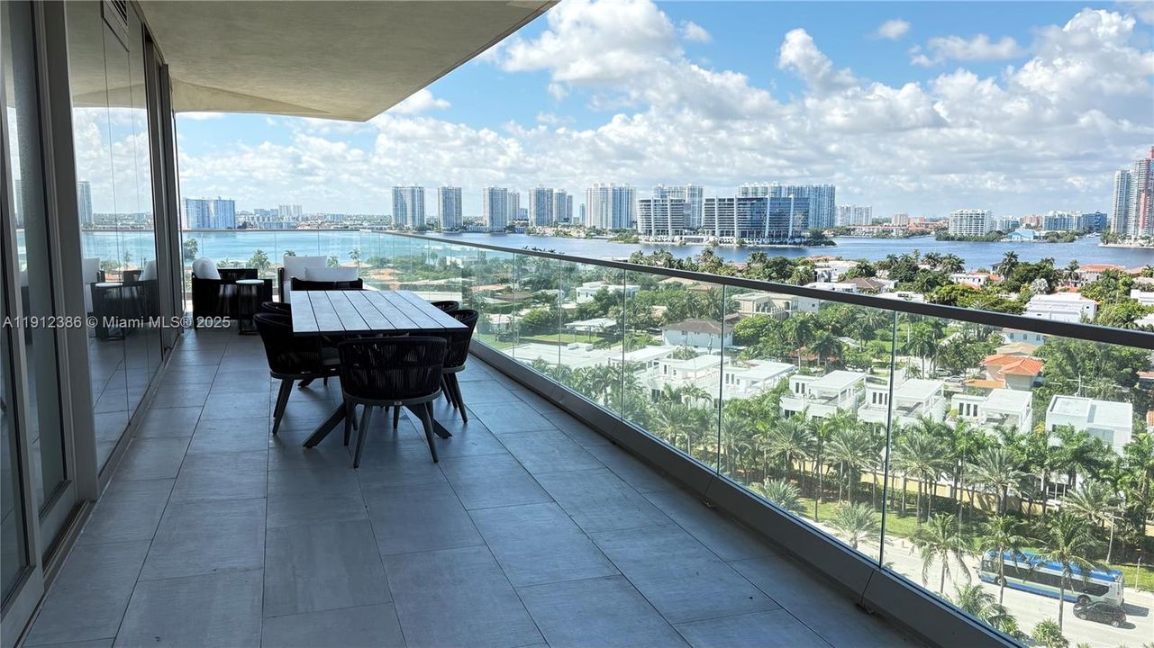 В аренду: $13,500 (2 спален, 2 ванн, 1107 Квадратных фут)