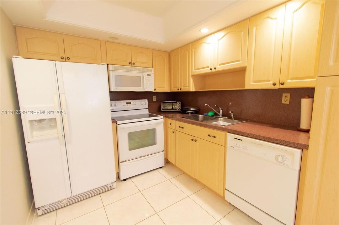 For Rent: $3,200 (2 beds, 2 baths, 902 Square Feet)