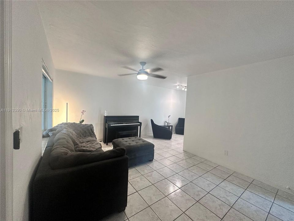 En Venta: $798,000 (4 camas, 2 baños, 1558 Pies cuadrados)