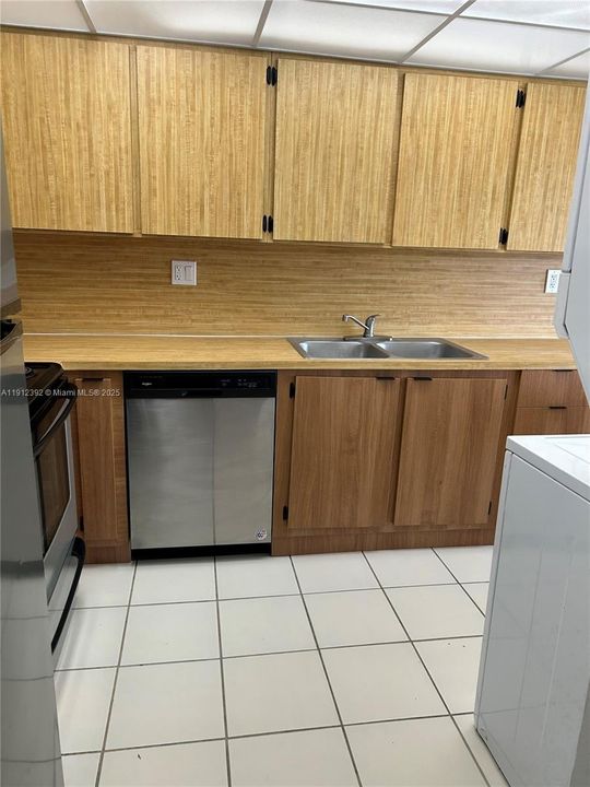 Active With Contract: $260,000 (2 beds, 2 baths, 1170 Square Feet)