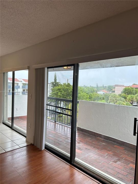 Active With Contract: $260,000 (2 beds, 2 baths, 1170 Square Feet)