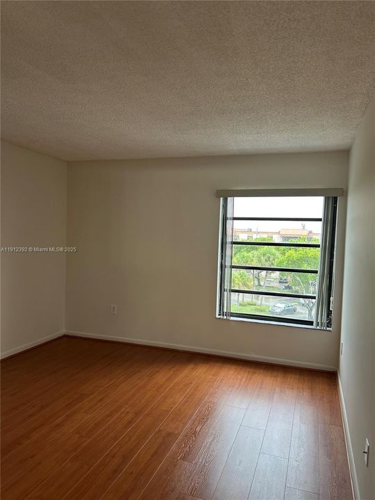 Active With Contract: $260,000 (2 beds, 2 baths, 1170 Square Feet)