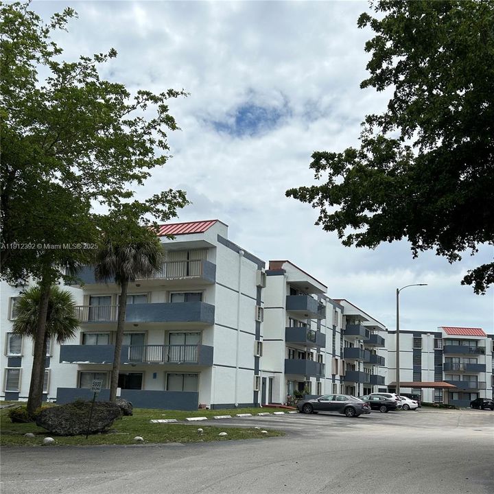 Active With Contract: $260,000 (2 beds, 2 baths, 1170 Square Feet)