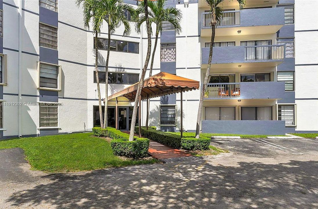 Active With Contract: $260,000 (2 beds, 2 baths, 1170 Square Feet)