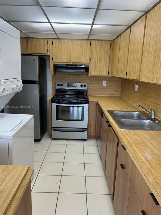 Active With Contract: $260,000 (2 beds, 2 baths, 1170 Square Feet)