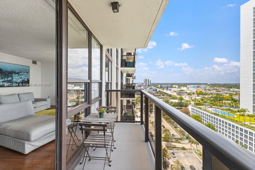 For Sale: $380,000 (1 beds, 2 baths, 955 Square Feet)