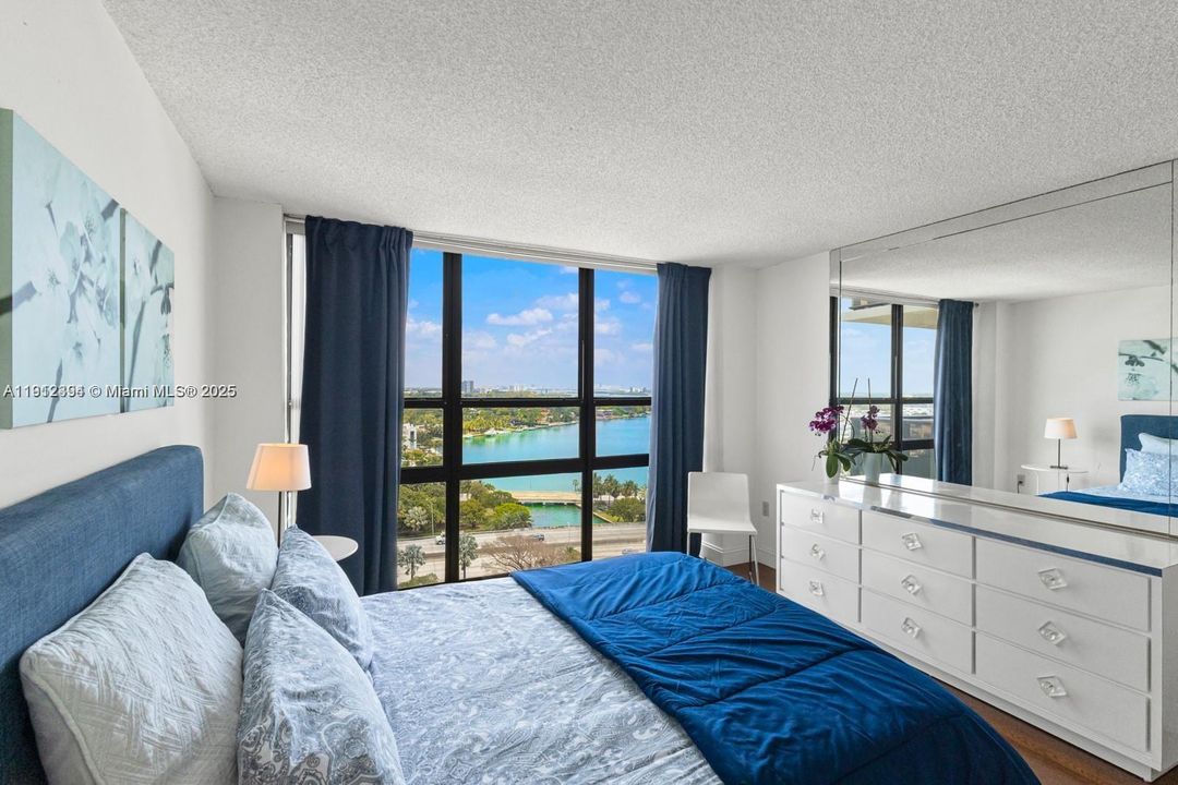 For Sale: $380,000 (1 beds, 2 baths, 955 Square Feet)