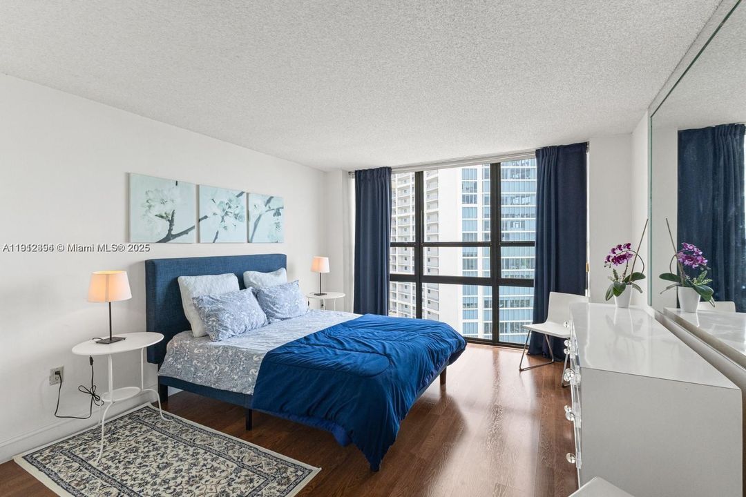 For Sale: $380,000 (1 beds, 2 baths, 955 Square Feet)