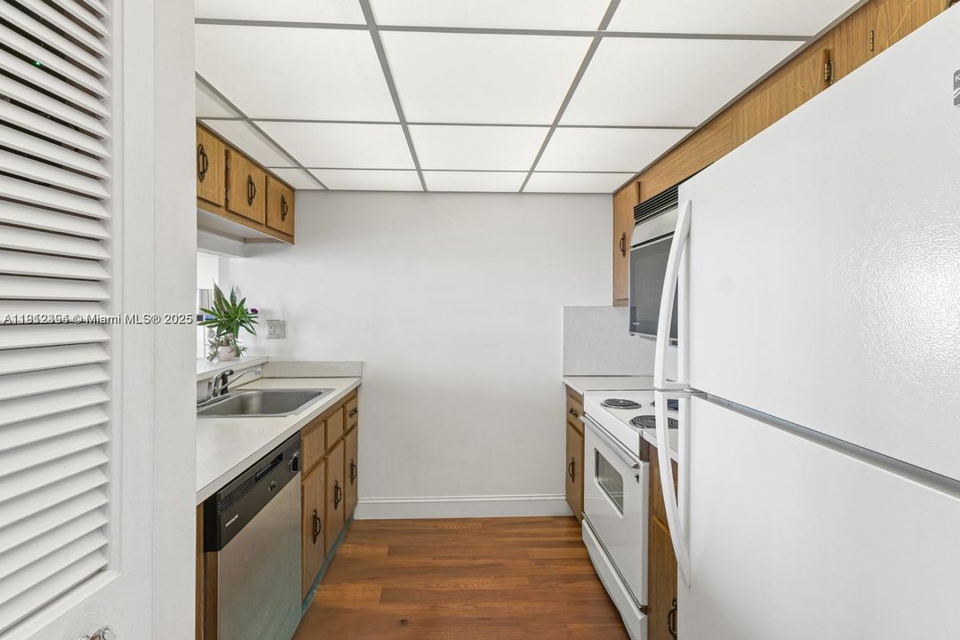 For Sale: $380,000 (1 beds, 2 baths, 955 Square Feet)