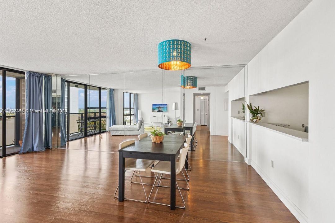 For Sale: $380,000 (1 beds, 2 baths, 955 Square Feet)