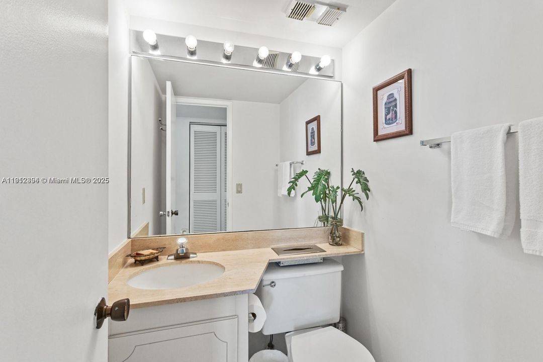 For Sale: $380,000 (1 beds, 2 baths, 955 Square Feet)