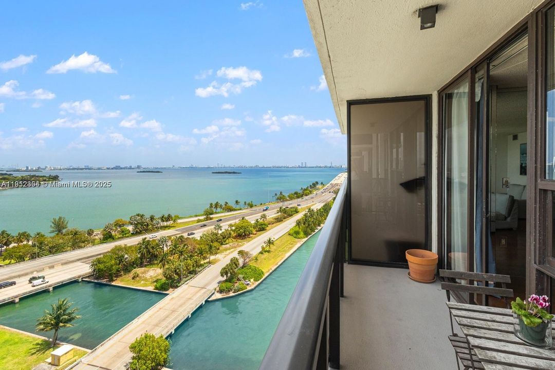 For Sale: $380,000 (1 beds, 2 baths, 955 Square Feet)