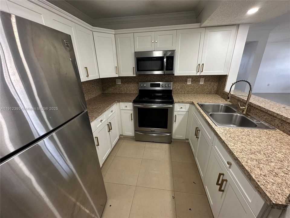For Rent: $2,300 (2 beds, 2 baths, 1123 Square Feet)