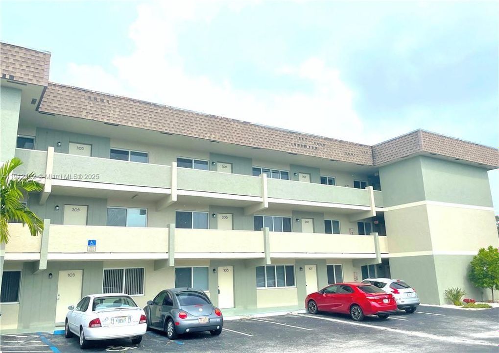 待售: $184,000 (1 贝兹, 1 浴室, 588 平方英尺)