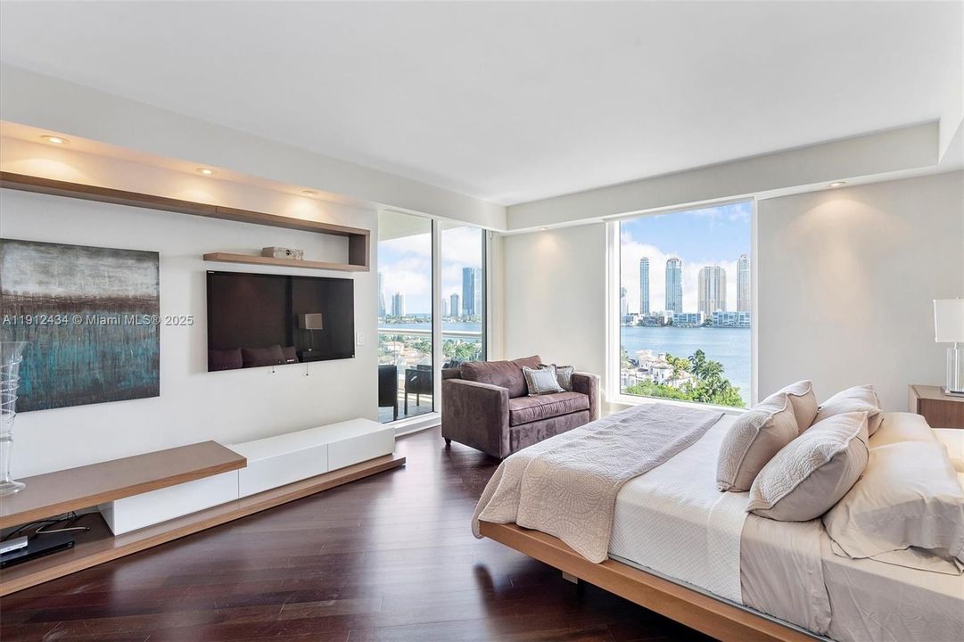 For Sale: $2,775,000 (3 beds, 3 baths, 2840 Square Feet)