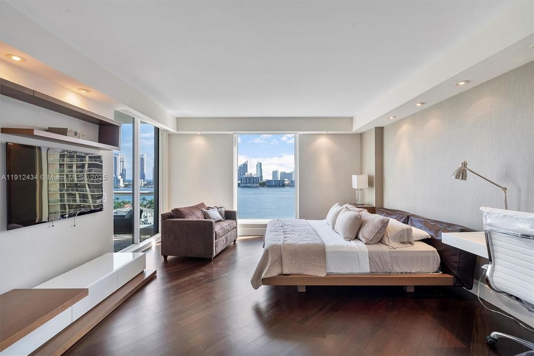 For Sale: $2,775,000 (3 beds, 3 baths, 2840 Square Feet)